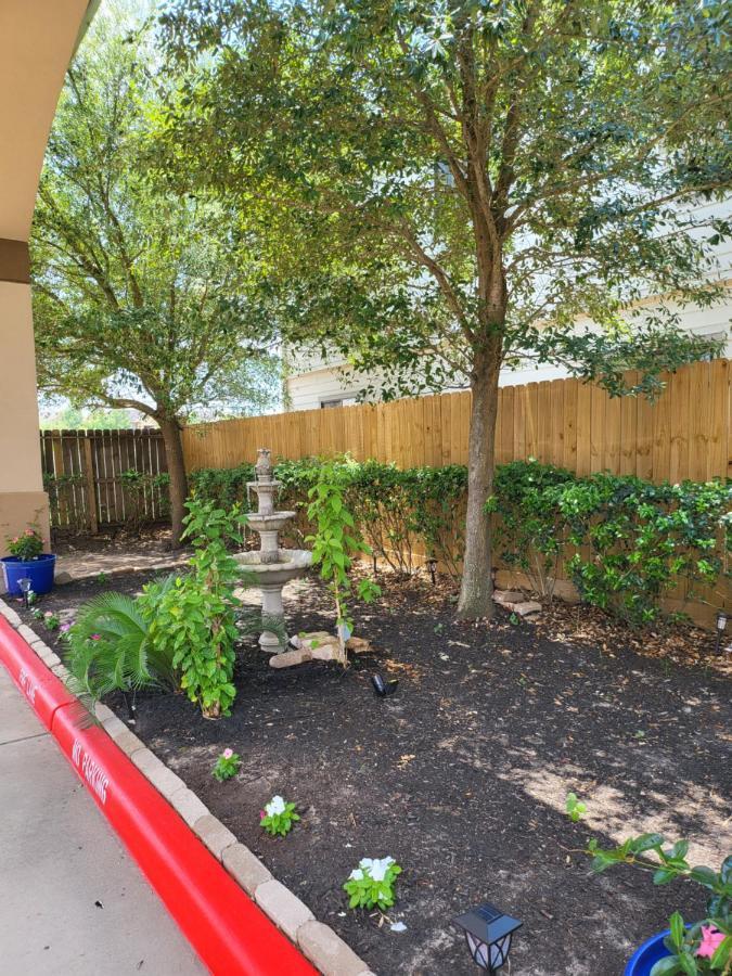 Palace Inn Sam Houston Race Park West Road ภายนอก รูปภาพ